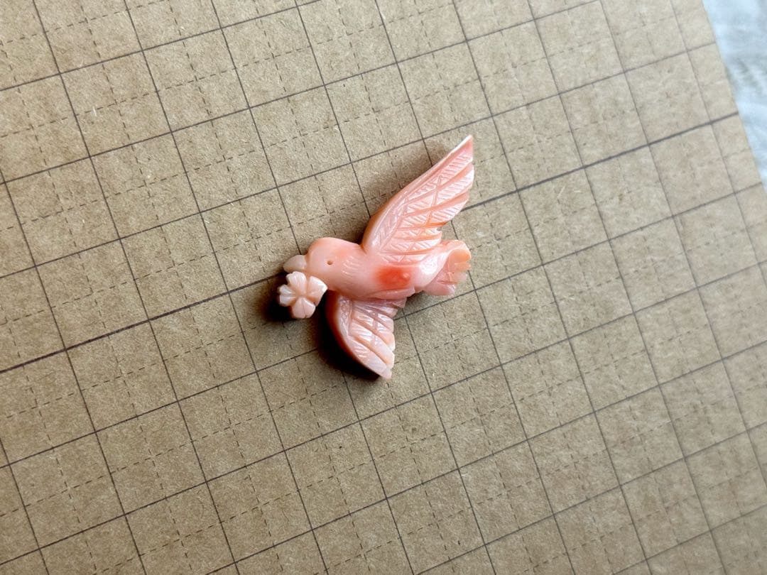 桃珊瑚 幸せのピンクの鳥 ピンブローチ 四葉のクローバー 小鳥 ブローチ