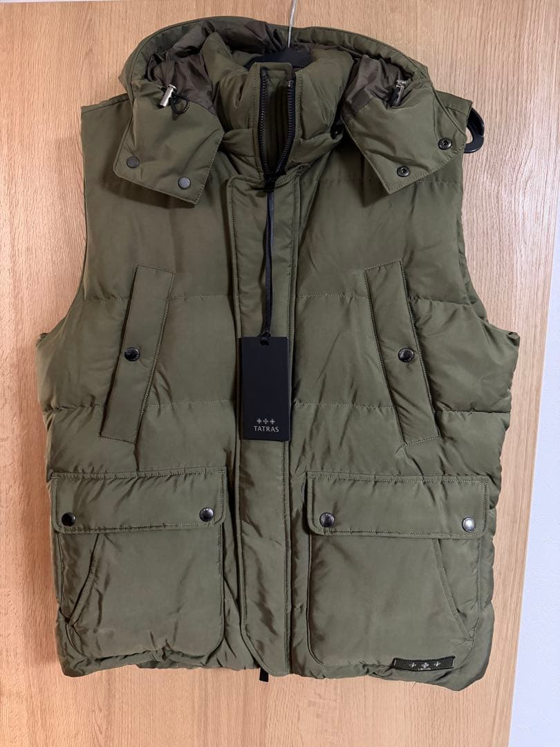 TATRAS フード付きオリーブベスト　タトラスダウンベスト