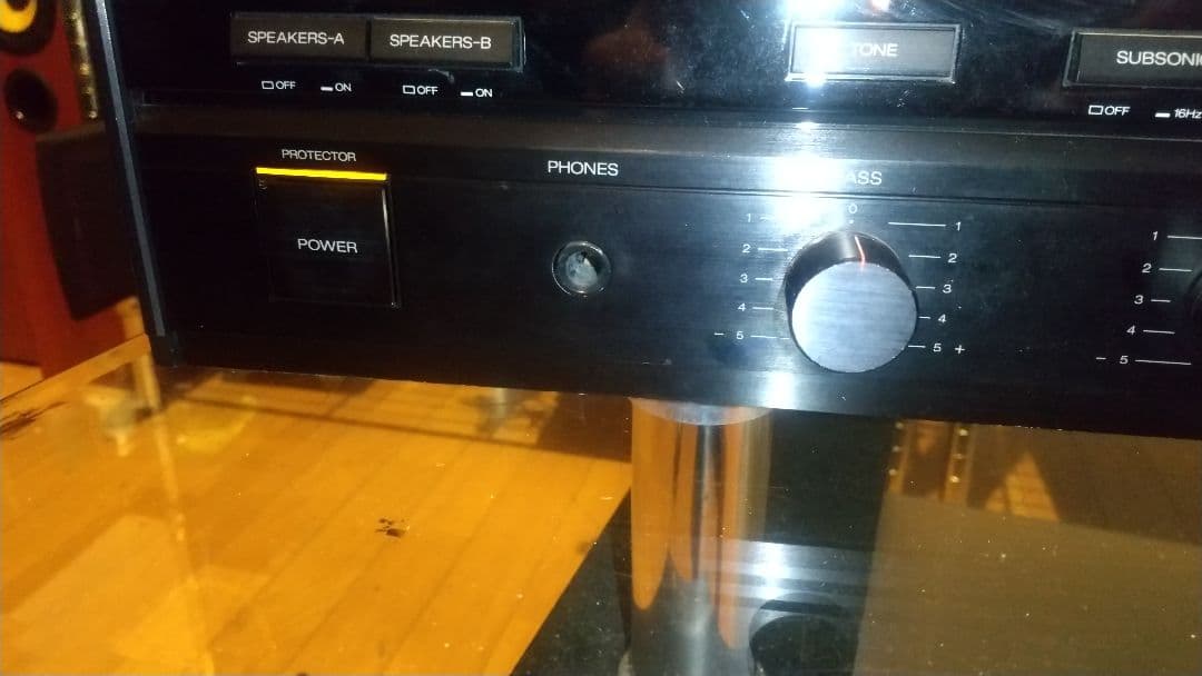 C*s様 SANSUI AU-α607 プリメインアンプ 右前インシュレータ外れ