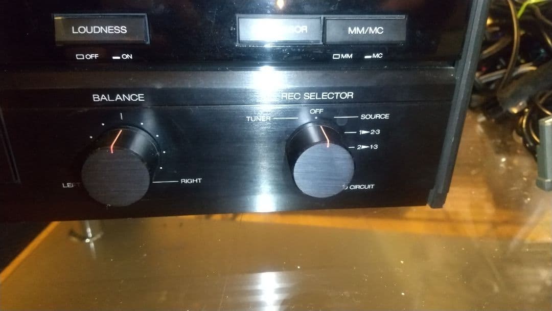 C*s様 SANSUI AU-α607 プリメインアンプ 右前インシュレータ外れ