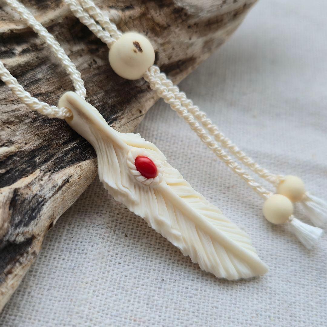 鹿の角 赤珊瑚のフェザーペンダント