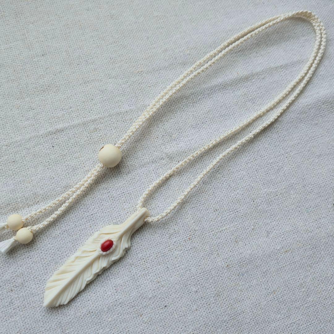 鹿の角 赤珊瑚のフェザーペンダント