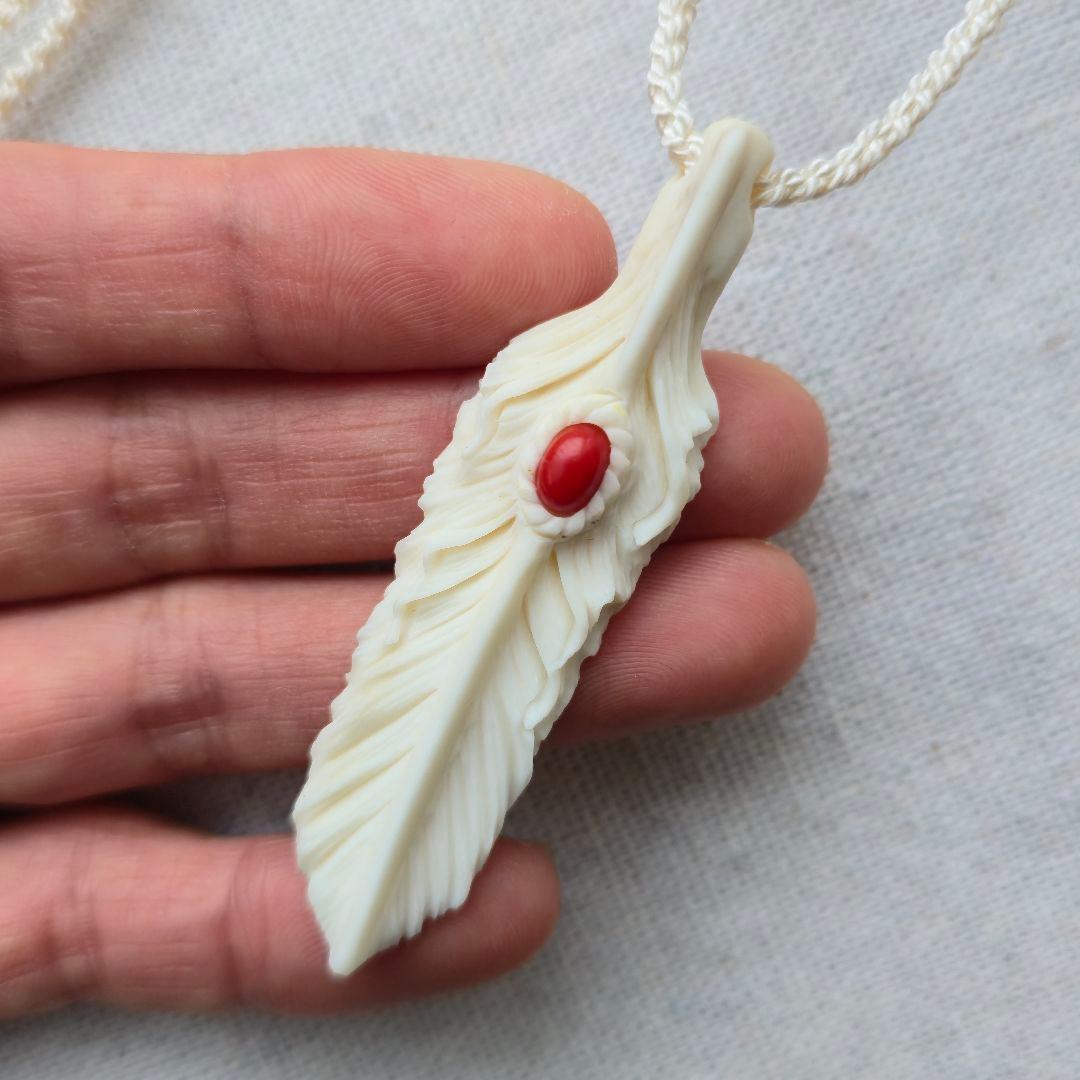 鹿の角 赤珊瑚のフェザーペンダント