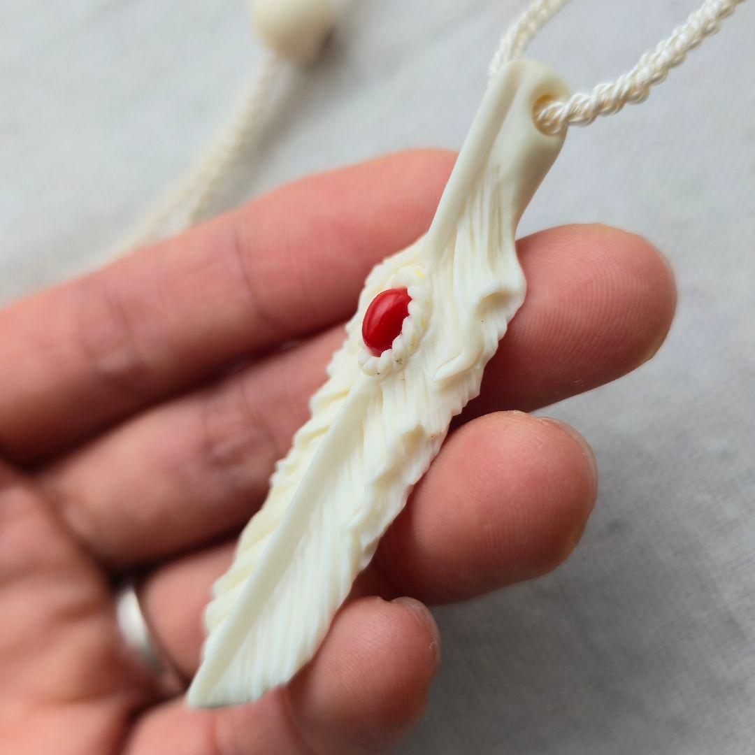 鹿の角 赤珊瑚のフェザーペンダント