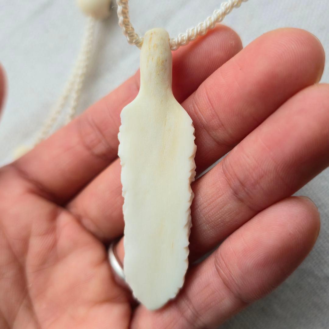 鹿の角 赤珊瑚のフェザーペンダント