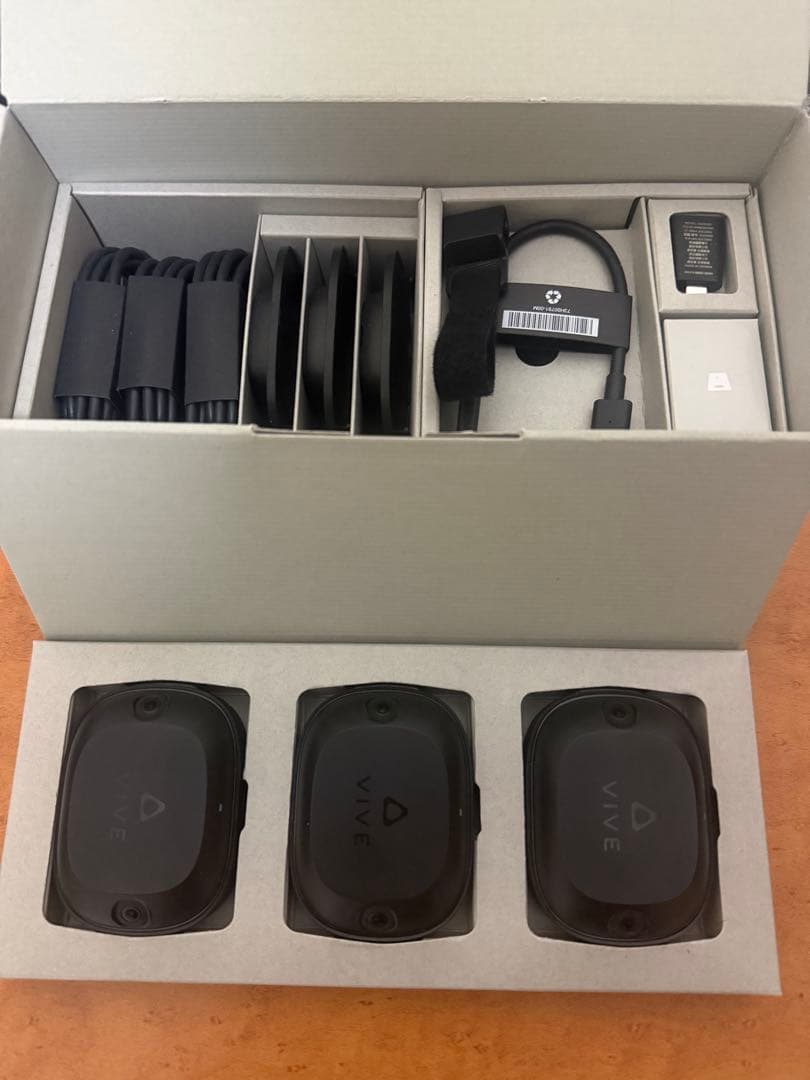 VIVE Ultimate Tracker 3個セット（ストラップ付き）