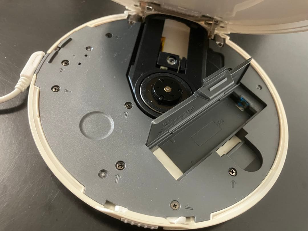 楽一番公式アカウント01　SONY CDウオークマン(D-NE820) 白