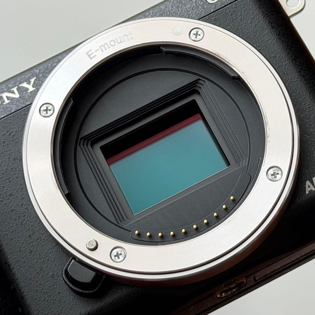 ソニー NEX-6 動作品、外観ボロボロ　バッテリー、レンズなし　ジャンク