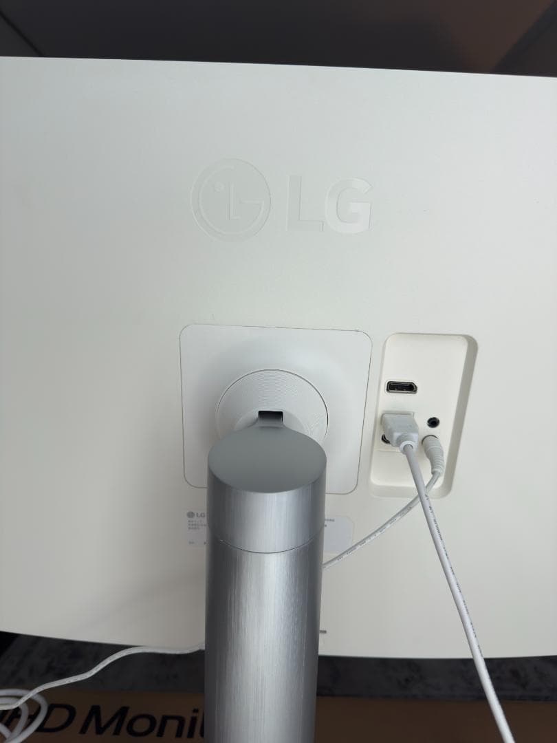 【美品】32インチ 4Kモニター LG 32UN550-WAJP