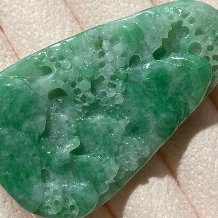 最終セール！J026ミャンマーAジェイド本翡翠　翠色山水風景牌 鑑定書付き