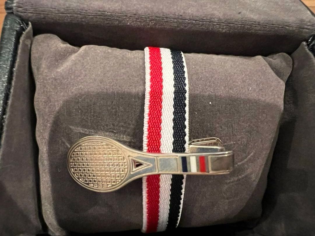 THOM BROWNE/トムブラウン　テニスラケットタイバー