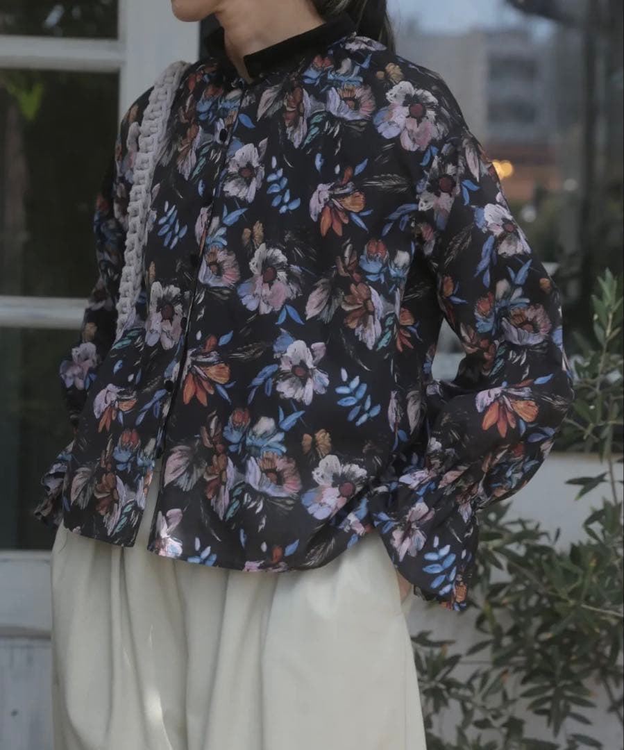 SUSURI ススリ　メロフォンブラウス 2025AW ブラック　フラワー
