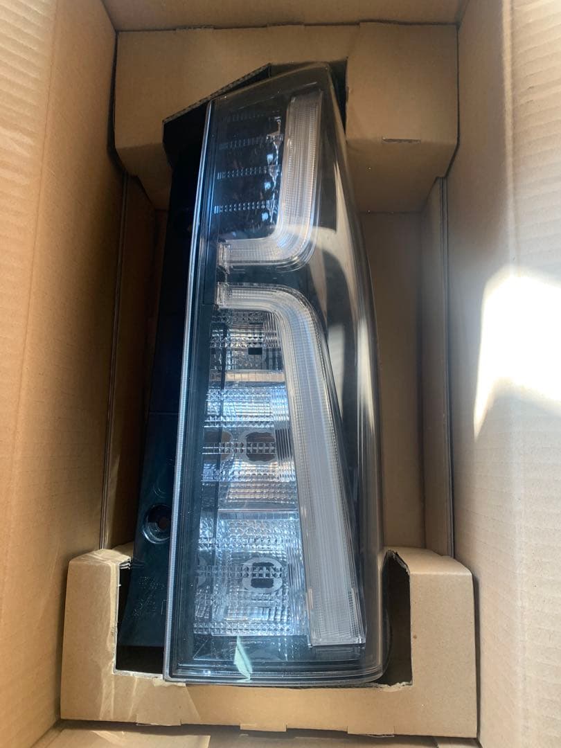 美品！テールランプ タントLA650S 81551-B2440