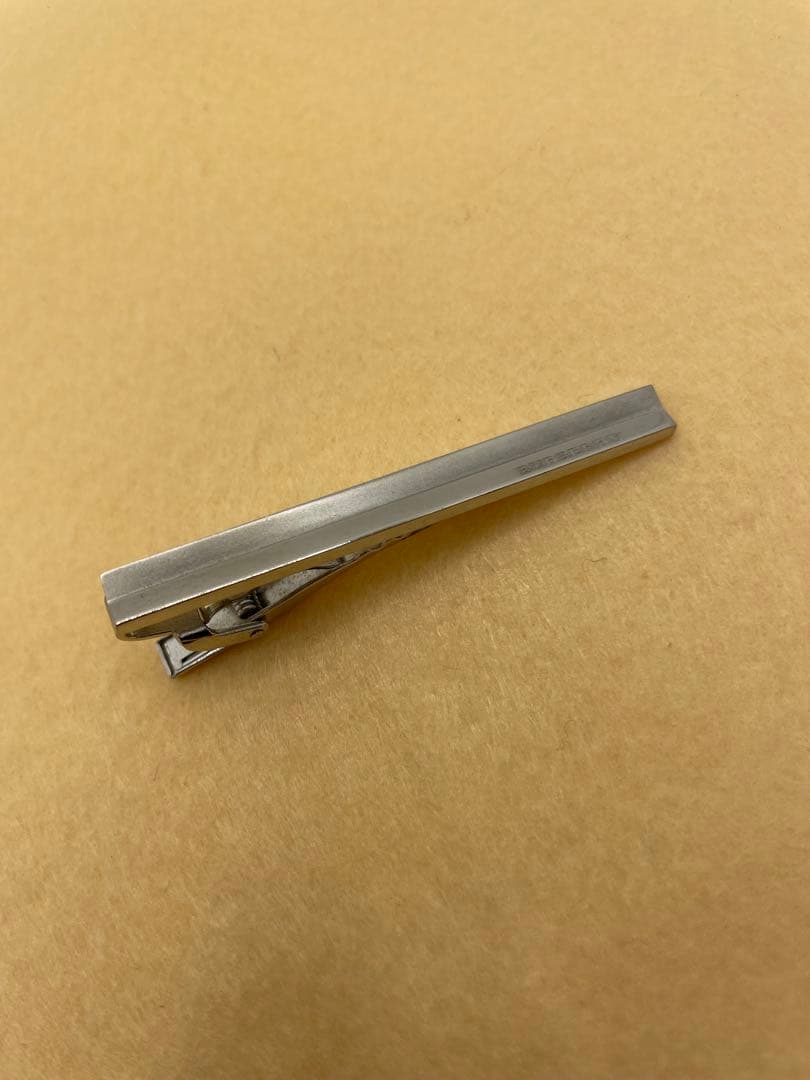 【BURBERRY】ネクタイピン 白×シルバー