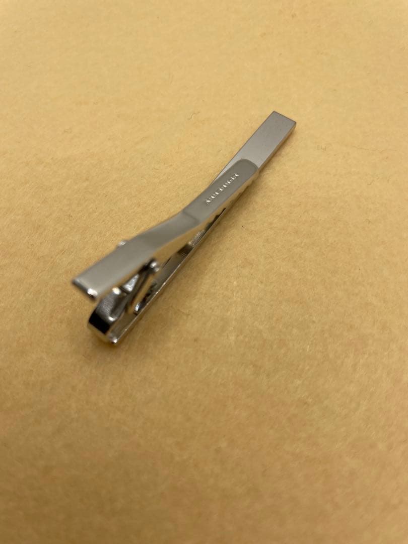 【BURBERRY】ネクタイピン 白×シルバー