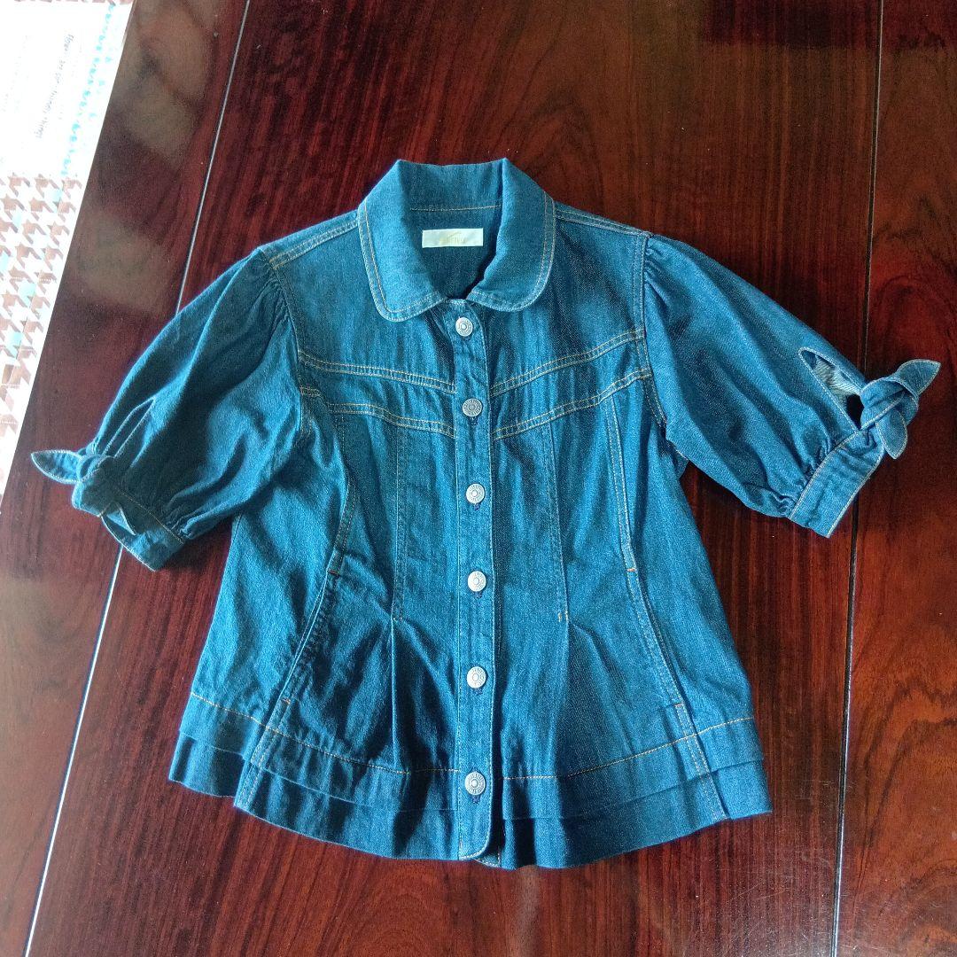 バックのうさぎ刺繍が可愛いデニムジャケット