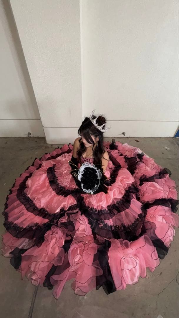 ピンクと黒のフリルドレス