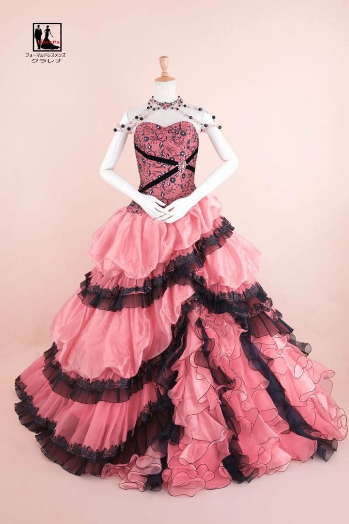ピンクと黒のフリルドレス