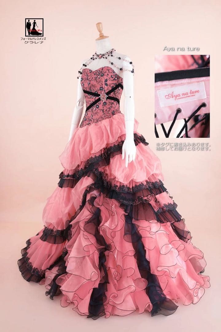 ピンクと黒のフリルドレス