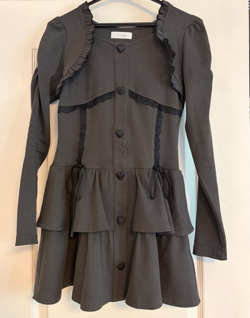 pium ハートボタンティアードリブワンピース