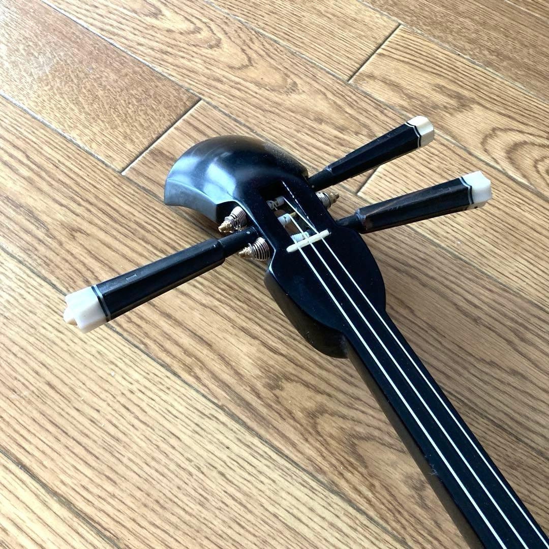 蛇皮「デザイン」の三線（戻らないカラクイ付き）