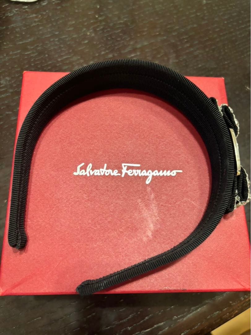 フェラガモ カチューシャ ブラック　クリスタル