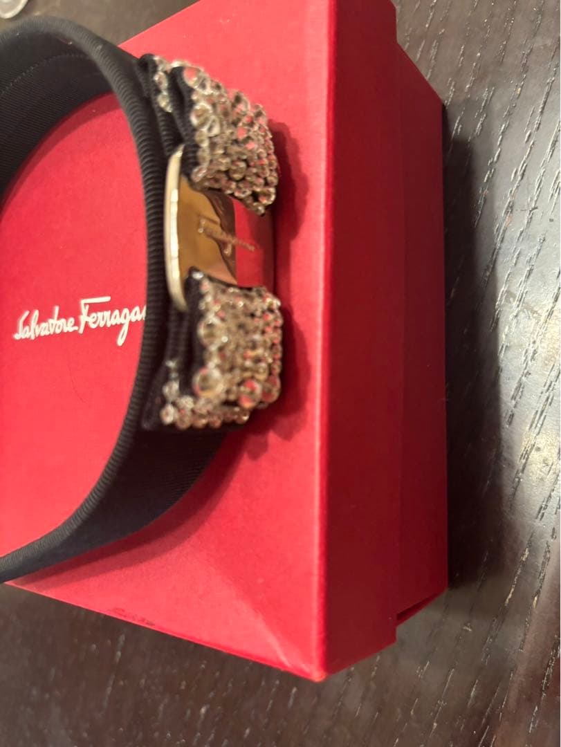 フェラガモ カチューシャ ブラック　クリスタル