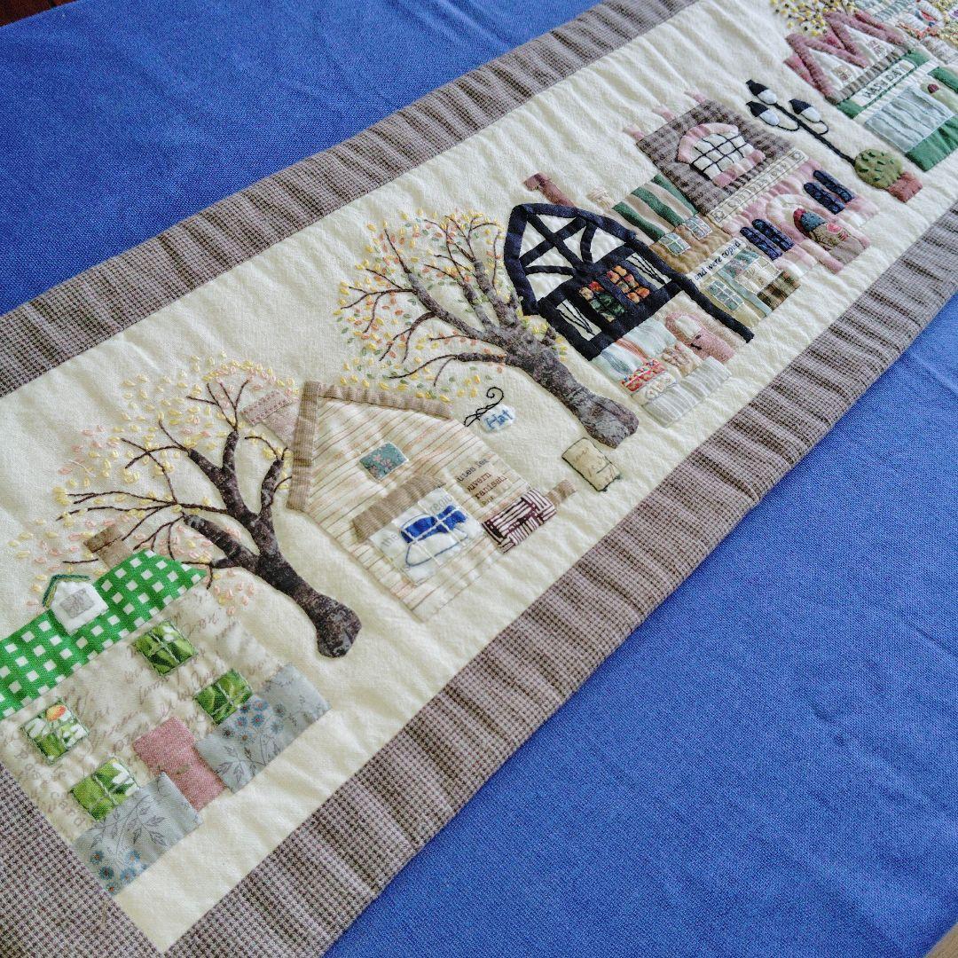 ハウスのパッチワークタペストリー 【70】❛色づく街❜