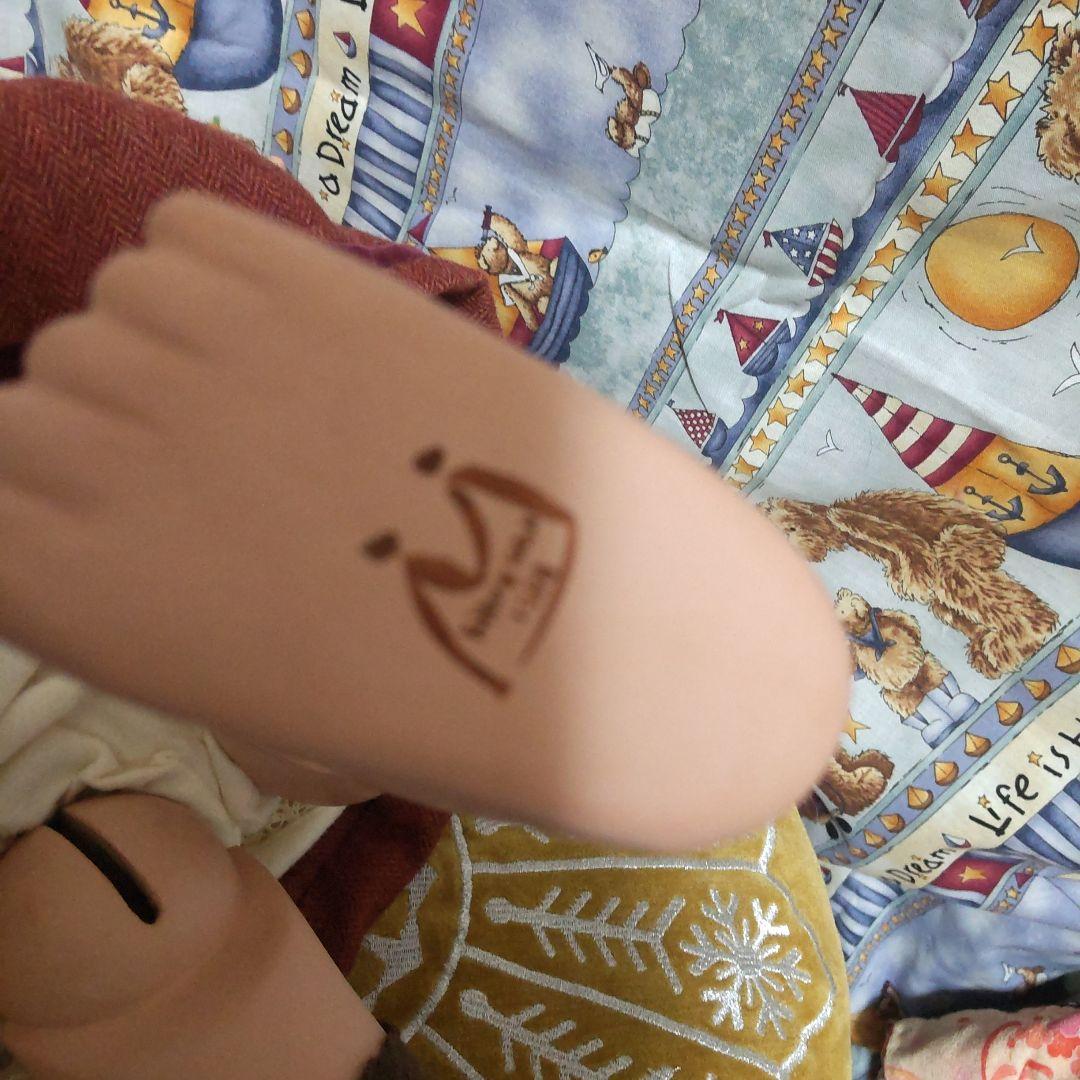 茶色の髪の人形 赤い服 創作人形