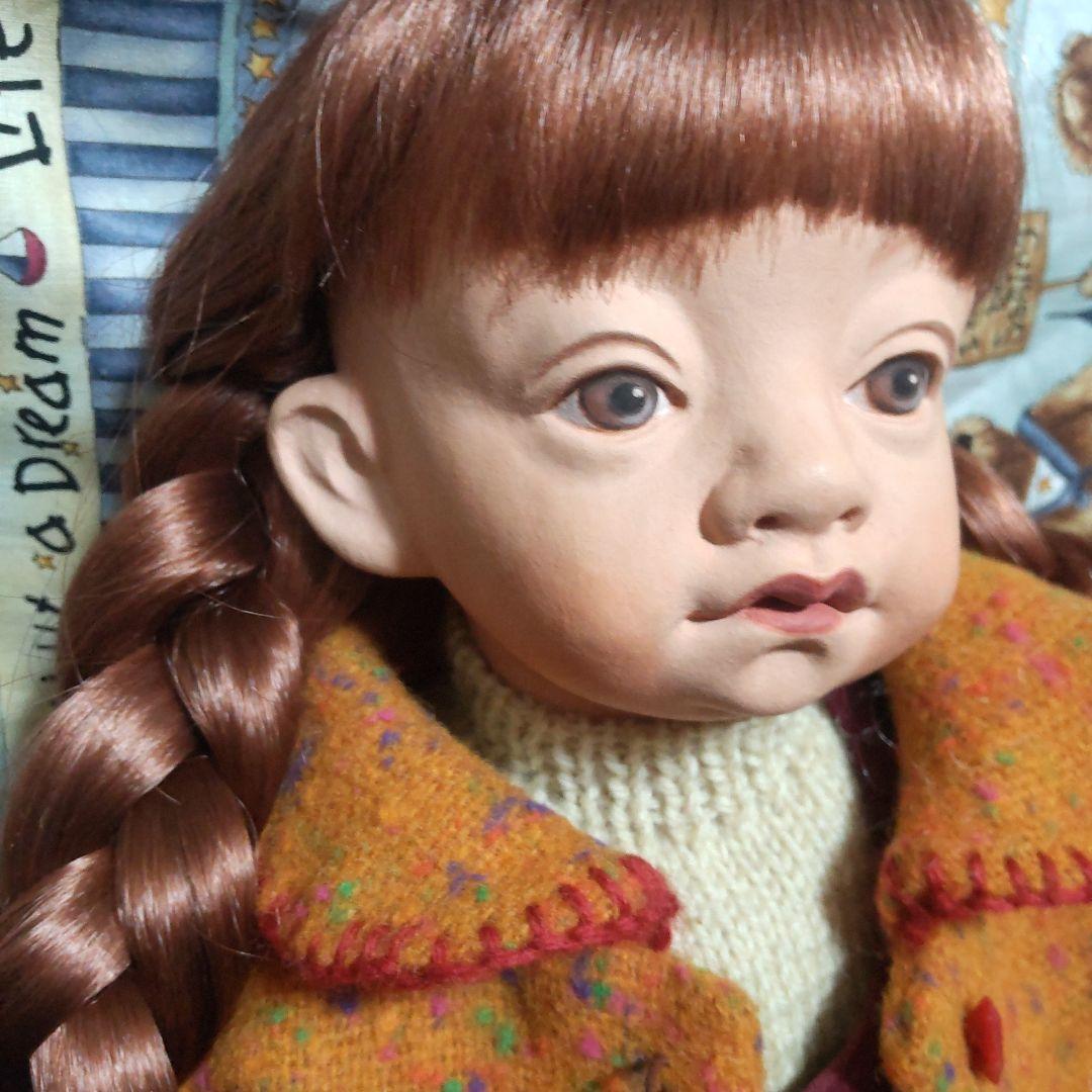 茶色の髪の人形 赤い服 創作人形