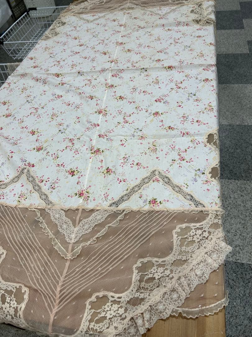 新品未使用さえらアキアカネ花柄レース付きマルチカバーテーブルクロス180×180