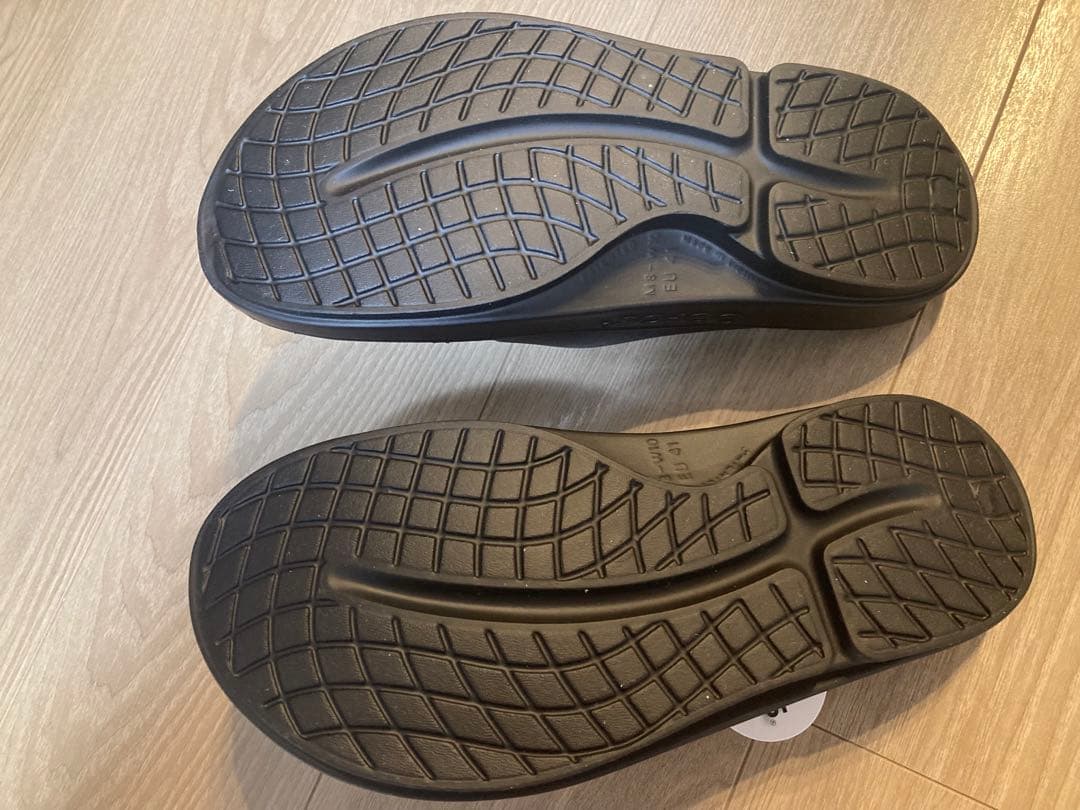 【新品】 M8/27cm OOFOS OOahh ウーフォス ウーアー ブラック