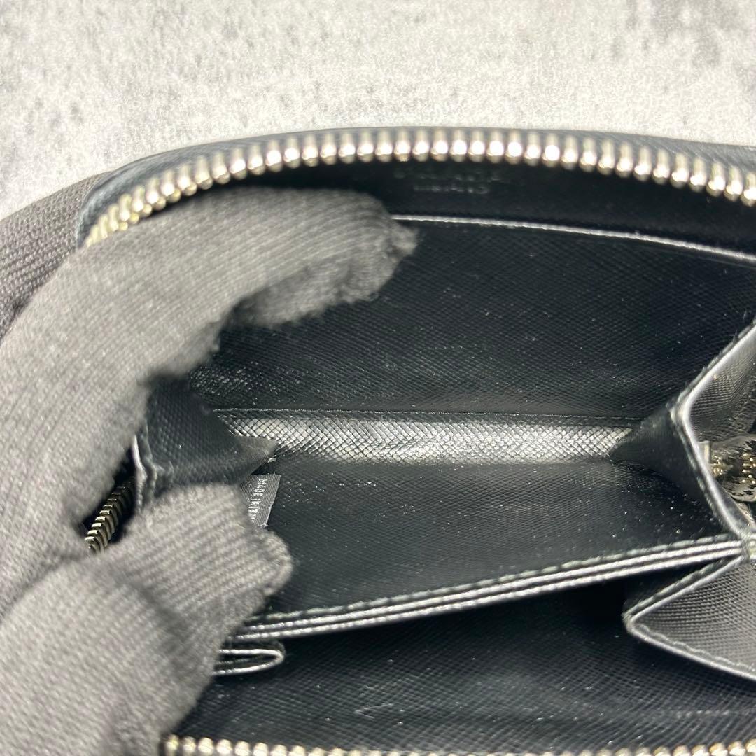 プラダ 三角タグ コンパクト ラウンドジップ ケース サフィアーノレザー