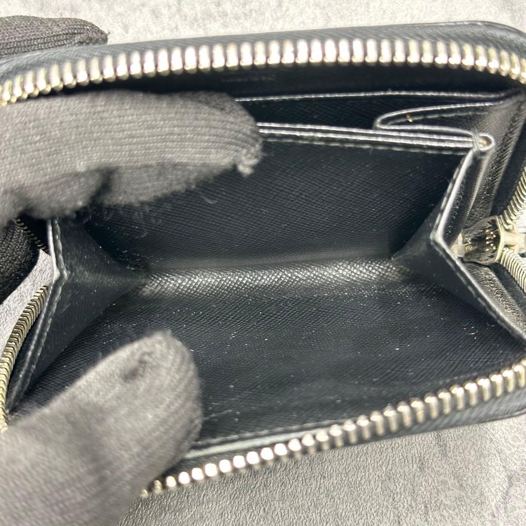 プラダ 三角タグ コンパクト ラウンドジップ ケース サフィアーノレザー