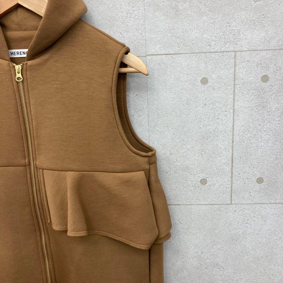 HERENCIA ヘレンチア フリルベスト ノースリーブ フード 38 茶