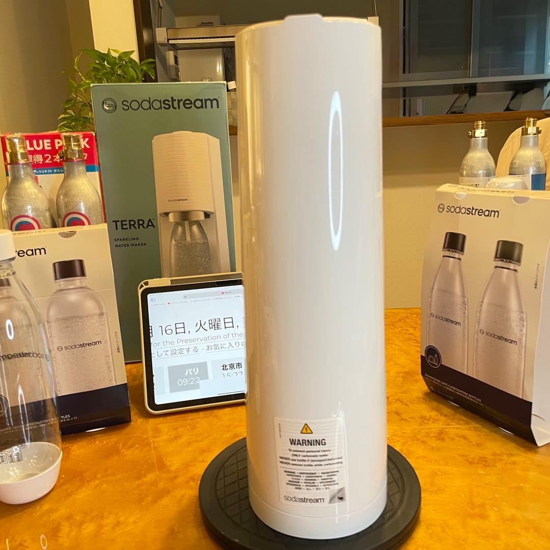 ソーダストリームTERRA (W) 専用ガスシリンダー2本　1L未使用ボトル1本
