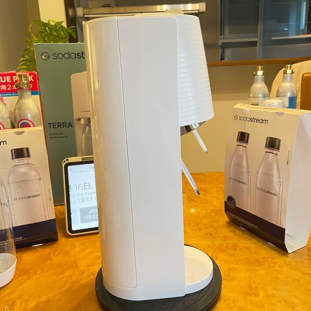 ソーダストリームTERRA (W) 専用ガスシリンダー2本　1L未使用ボトル1本