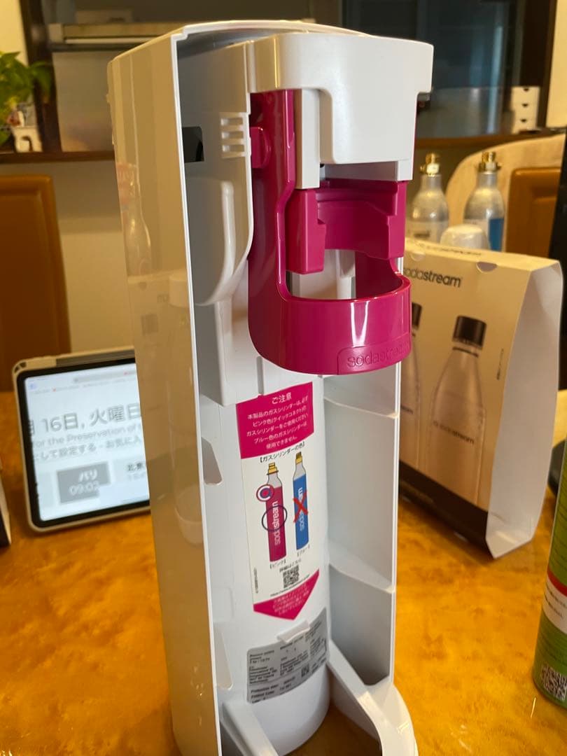 ソーダストリームTERRA (W) 専用ガスシリンダー2本　1L未使用ボトル1本