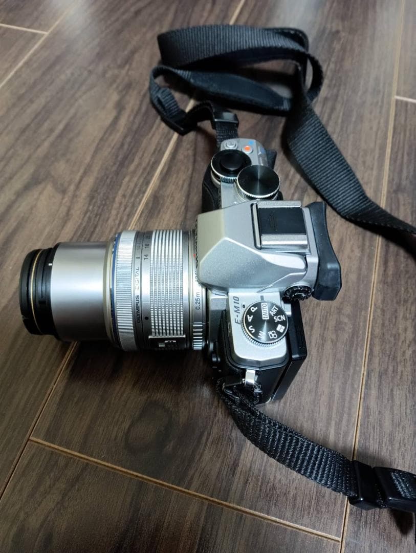 オリンパスOlympus　OM-D　E-M10カメラ本体レンズおまけ（曇りあり）