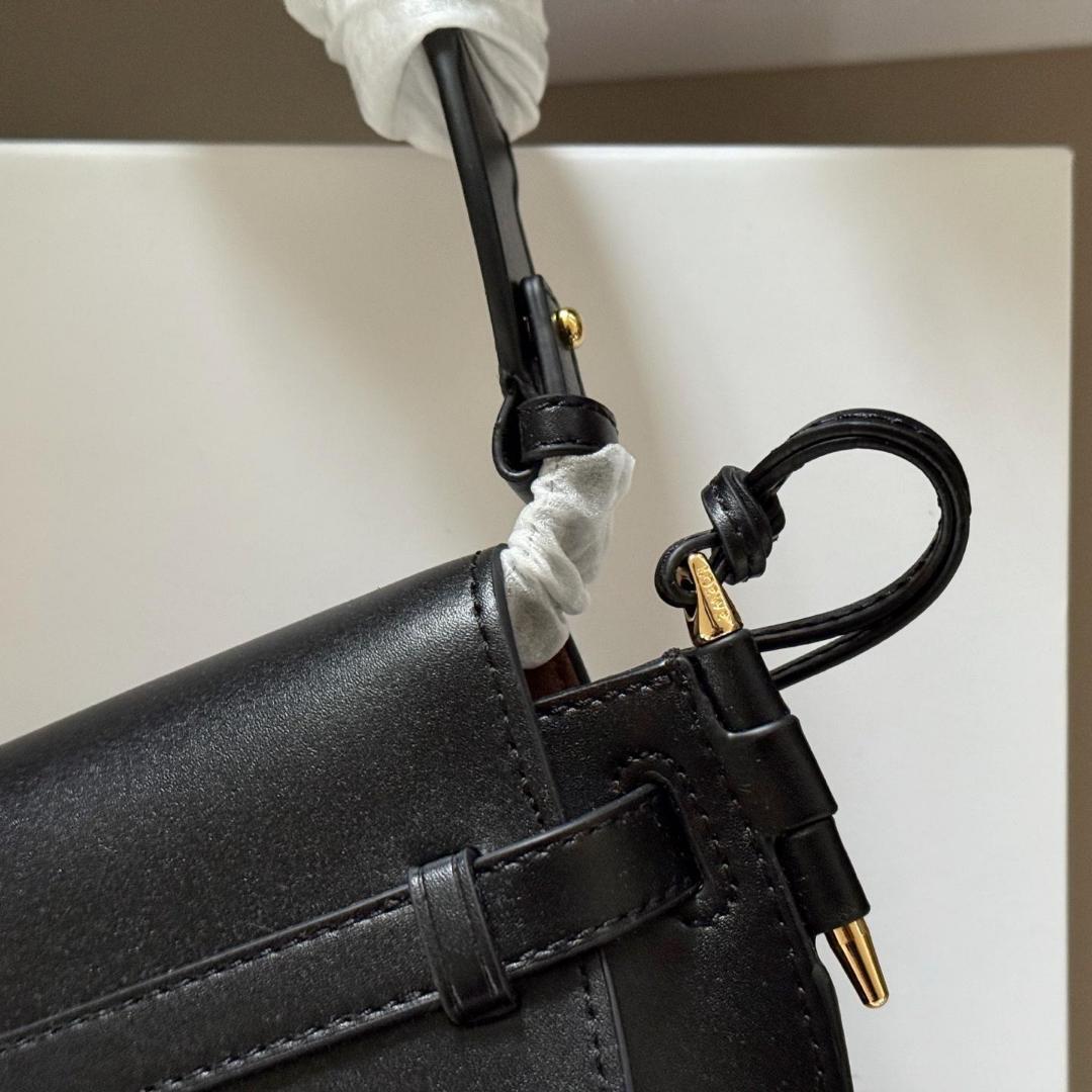 Loewe ブラック ハーフムーン ボディバッグ