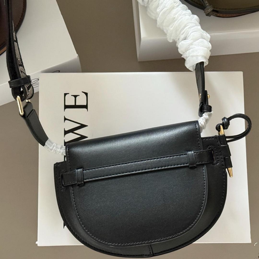 Loewe ブラック ハーフムーン ボディバッグ