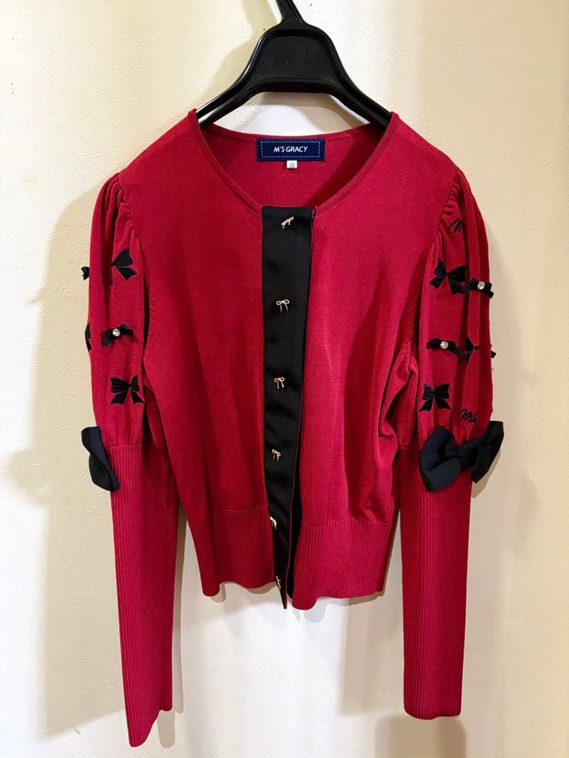 エムズグレイシー カーディガン 38 赤×黒リボン 金ボタン風 スナップ留め