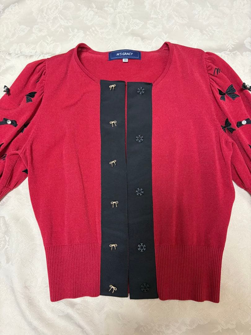 エムズグレイシー カーディガン 38 赤×黒リボン 金ボタン風 スナップ留め
