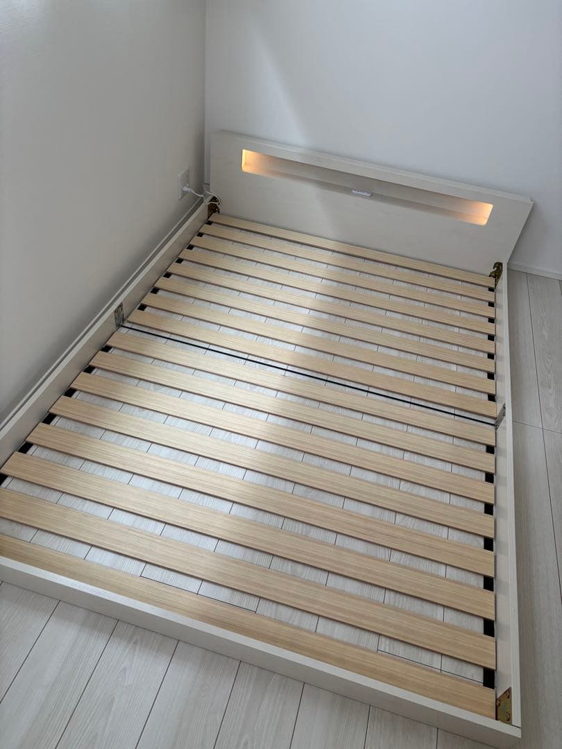 棚・コンセント・LED照明付きダブルベッド　ローベッド　ホワイト