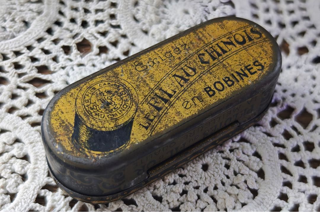 フランスアンティーク LE FIL AU CHINOIS メタル缶糸巻きケース