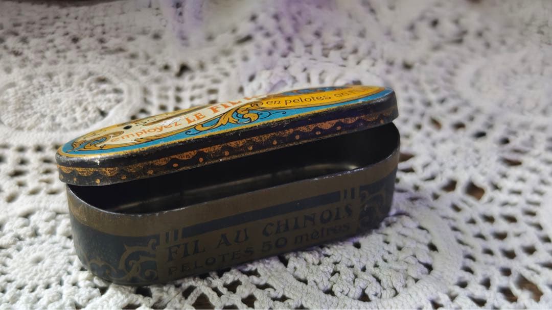 フランスアンティーク LE FIL AU CHINOIS メタル缶糸巻きケース