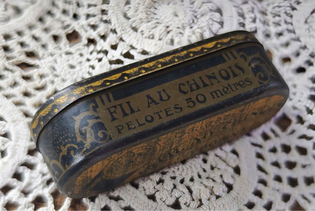 フランスアンティーク LE FIL AU CHINOIS メタル缶糸巻きケース