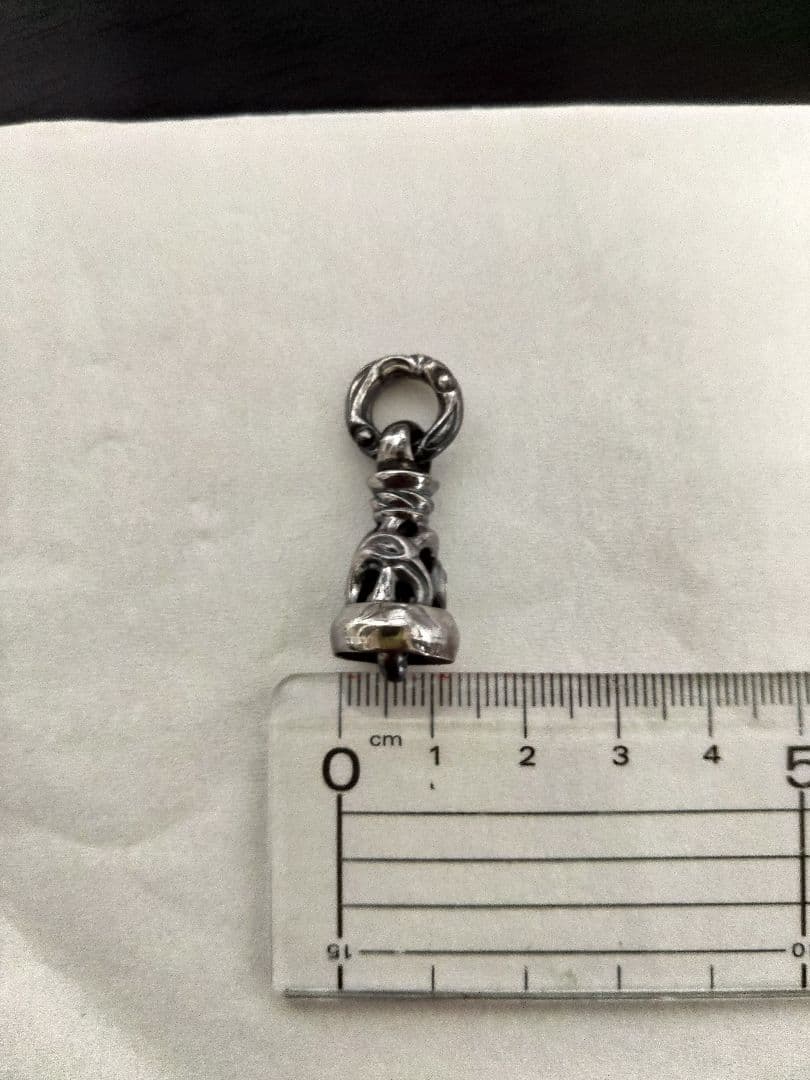 シルバー 装飾的なベル型チャーム