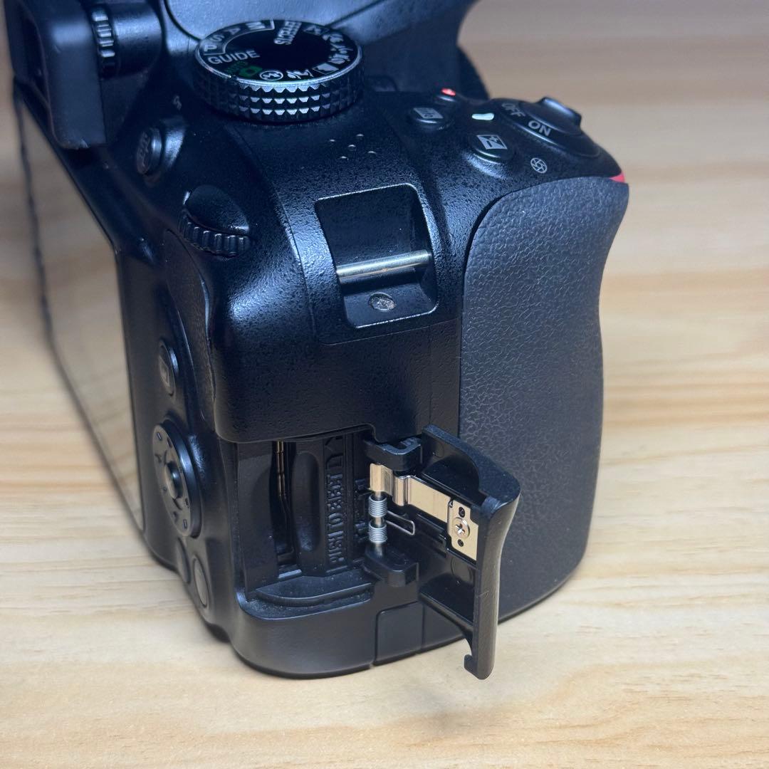 Nikon D3400 18-70mmレンズ、バッテリー、ストラップつき