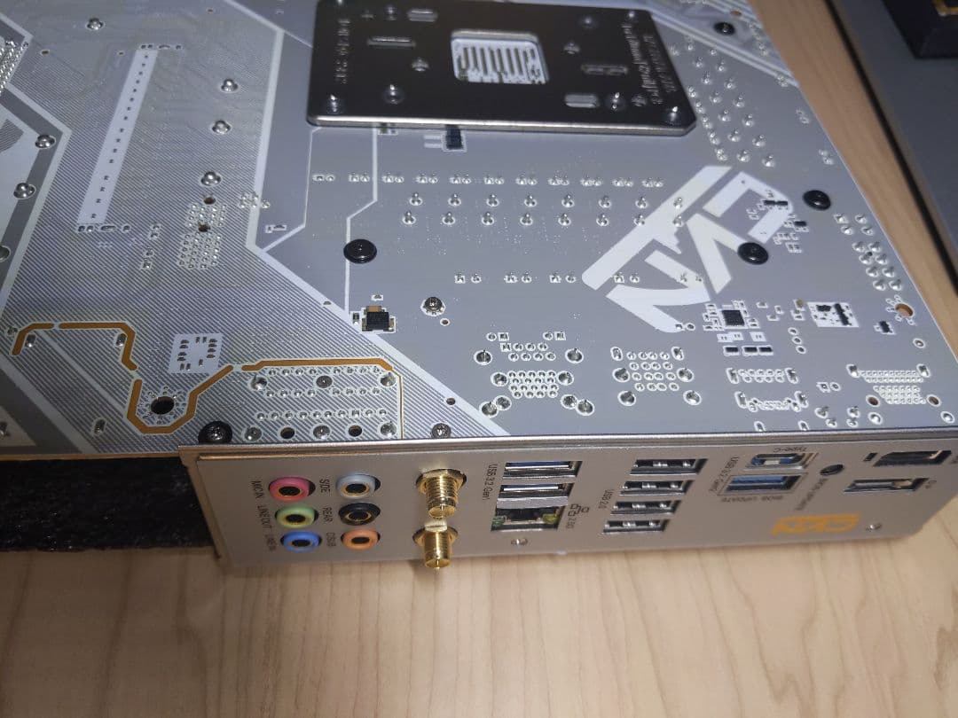 COLORFUL B650M GAMING FROZEN V14 本体